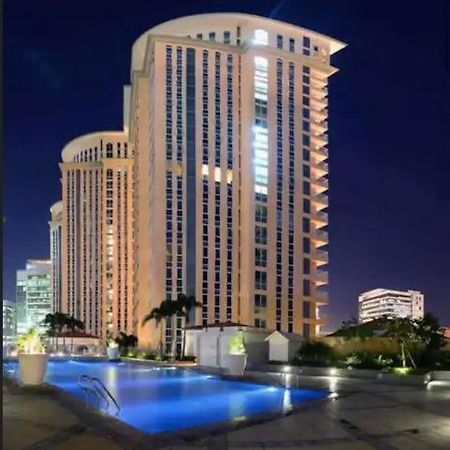Luxury Bgc Condo In Taguig, Mckinley - Covered Parking And Wifi Free 따구익 외부 사진