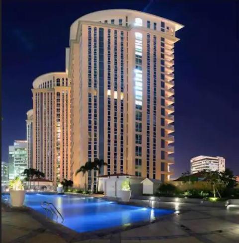 Luxury Bgc Condo In Taguig, Mckinley - Covered Parking And Wifi Free 따구익 외부 사진