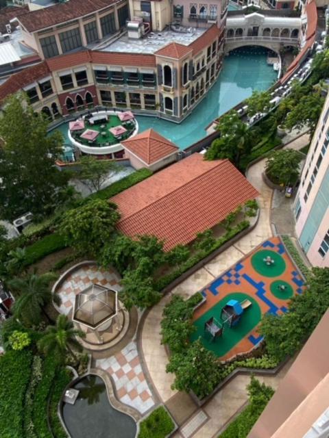 Luxury Bgc Condo In Taguig, Mckinley - Covered Parking And Wifi Free 따구익 외부 사진