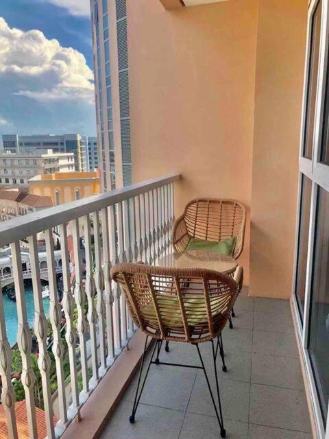 Luxury Bgc Condo In Taguig, Mckinley - Covered Parking And Wifi Free 따구익 외부 사진