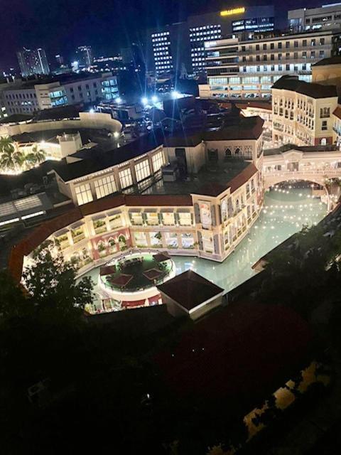 Luxury Bgc Condo In Taguig, Mckinley - Covered Parking And Wifi Free 따구익 외부 사진